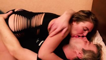 Ukraynalı Güzellik Alex Angel, Tutkulu Öpücüklerle Duygusal Bir Masaj Sunuyor.