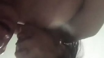 Genç Bir Genç Kız, Büyük Boyutuyla Bir Adamı Domine Ediyor Ve Ağlamasına Neden Oluyor