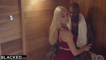 Genç Sarışın Kız Kardeşinin Siyah Sevgilisinin Cazibesine Kapılıyor