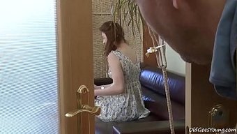 Yaşlı Adamın Komşunun Anatomisiyle Gizli Buluşma