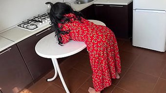 Olgun Üvey Anne Anal Seks Istiyor Ve Büyük Poposunu Kışkırtıcı Bir Şekilde Çerçeveliyor